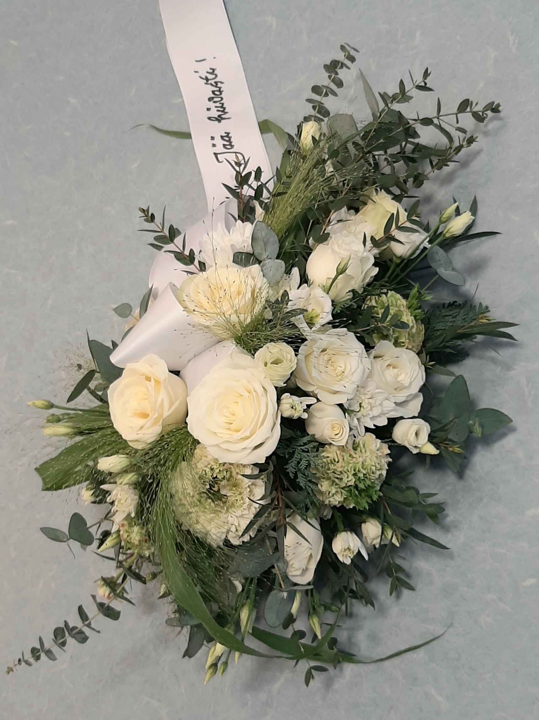 Matusekimp valgete roosidega